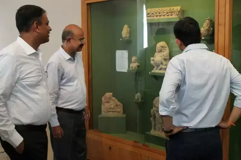 मंडलायुक्त और DM ने ‘ज्ञान-प्रवाह’ संग्रहालय का किया दौरा, प्राचीन धरोहरों को बताया सांस्कृतिक संपदा मंडलायुक्त और DM ने ‘ज्ञान-प्रवाह’ संग्रहालय का किया दौरा, प्राचीन धरोहरों को बताया सांस्कृतिक संपदा मंडलायुक्त और DM ने ‘ज्ञान-प्रवाह’ संग्रहालय का किया दौरा, प्राचीन धरोहरों को बताया सांस्कृतिक संपदा