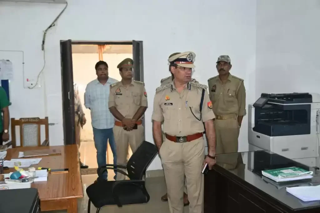 Varanasi Police : नव नियुक्त अपर पुलिस आयुक्त ने यातायात लाइन कार्यालयों का किया निरीक्षण Varanasi Police : नव नियुक्त अपर पुलिस आयुक्त ने यातायात लाइन कार्यालयों का किया निरीक्षण Varanasi Police : नव नियुक्त अपर पुलिस आयुक्त ने यातायात लाइन कार्यालयों का किया निरीक्षण