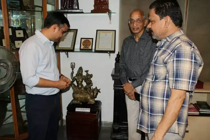 मंडलायुक्त और DM ने ‘ज्ञान-प्रवाह’ संग्रहालय का किया दौरा, प्राचीन धरोहरों को बताया सांस्कृतिक संपदा मंडलायुक्त और DM ने ‘ज्ञान-प्रवाह’ संग्रहालय का किया दौरा, प्राचीन धरोहरों को बताया सांस्कृतिक संपदा मंडलायुक्त और DM ने ‘ज्ञान-प्रवाह’ संग्रहालय का किया दौरा, प्राचीन धरोहरों को बताया सांस्कृतिक संपदा