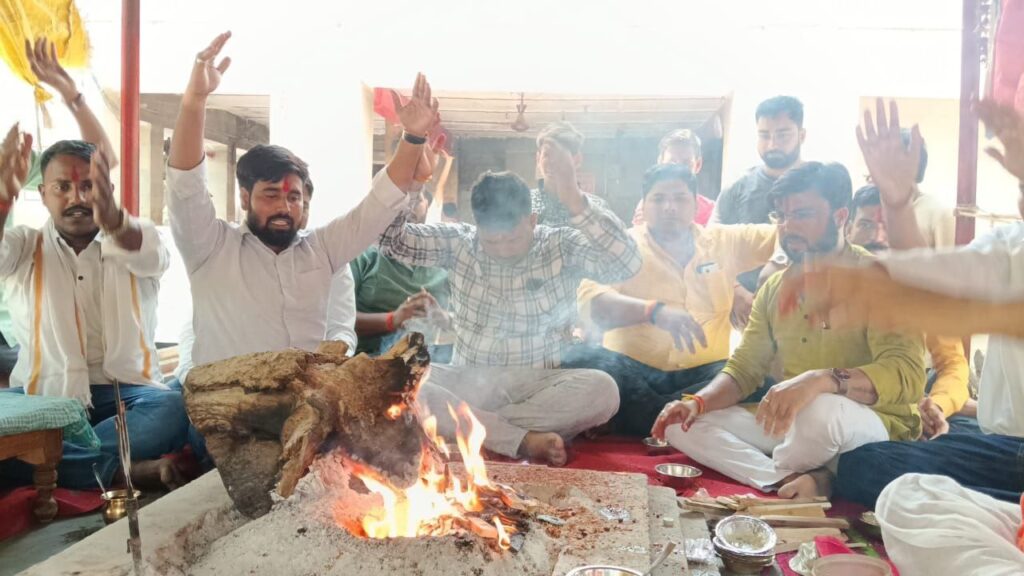 CM Yogi Adityanath 53rd Birthday: सारंगनाथ मंदिर में मना सीएम योगी का जन्मदिन, युवाओं ने हवन-पूजन कर की दीर्घायु की प्रार्थना CM Yogi Adityanath 53rd Birthday: सारंगनाथ मंदिर में मना सीएम योगी का जन्मदिन, युवाओं ने हवन-पूजन कर की दीर्घायु की प्रार्थना CM Yogi Adityanath 53rd Birthday: सारंगनाथ मंदिर में मना सीएम योगी का जन्मदिन, युवाओं ने हवन-पूजन कर की दीर्घायु की प्रार्थना