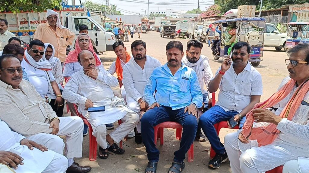 Varanasi : पहाड़िया मंडी में अवैध दुकानों को हटाने के खिलाफ व्यापारियों ने जताई नाराजगी, किया विरोध प्रदर्शन Varanasi : पहाड़िया मंडी में अवैध दुकानों को हटाने के खिलाफ व्यापारियों ने जताई नाराजगी, किया विरोध प्रदर्शन Varanasi : पहाड़िया मंडी में अवैध दुकानों को हटाने के खिलाफ व्यापारियों ने जताई नाराजगी, किया विरोध प्रदर्शन