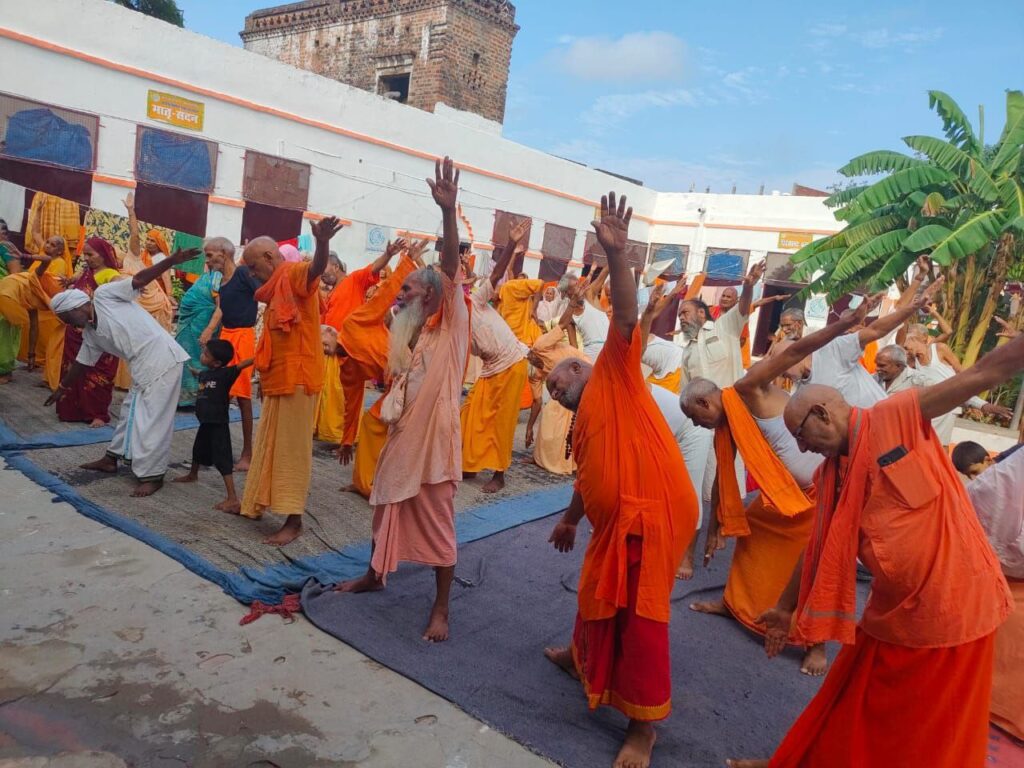 World Yoga Day : योग दिवस पर योगी सरकार का अनूठा प्रयास, 75 जिलों के वृद्धाश्रमों और सर्वोदय विद्यालयों में गूंजे योग के मंत्र World Yoga Day : योग दिवस पर योगी सरकार का अनूठा प्रयास, 75 जिलों के वृद्धाश्रमों और सर्वोदय विद्यालयों में गूंजे योग के मंत्र World Yoga Day : योग दिवस पर योगी सरकार का अनूठा प्रयास, 75 जिलों के वृद्धाश्रमों और सर्वोदय विद्यालयों में गूंजे योग के मंत्र