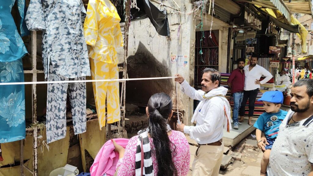 Varanasi : दालमंडी में चौड़ीकरण के लिए 189 मकान-दुकानों पर मापी के लिए लगा लाल निशान, बनेगी वाराणसी की 'मॉडल सड़क' Varanasi : दालमंडी में चौड़ीकरण के लिए 189 मकान-दुकानों पर मापी के लिए लगा लाल निशान, बनेगी वाराणसी की 'मॉडल सड़क' Varanasi : दालमंडी में चौड़ीकरण के लिए 189 मकान-दुकानों पर मापी के लिए लगा लाल निशान, बनेगी वाराणसी की 'मॉडल सड़क'