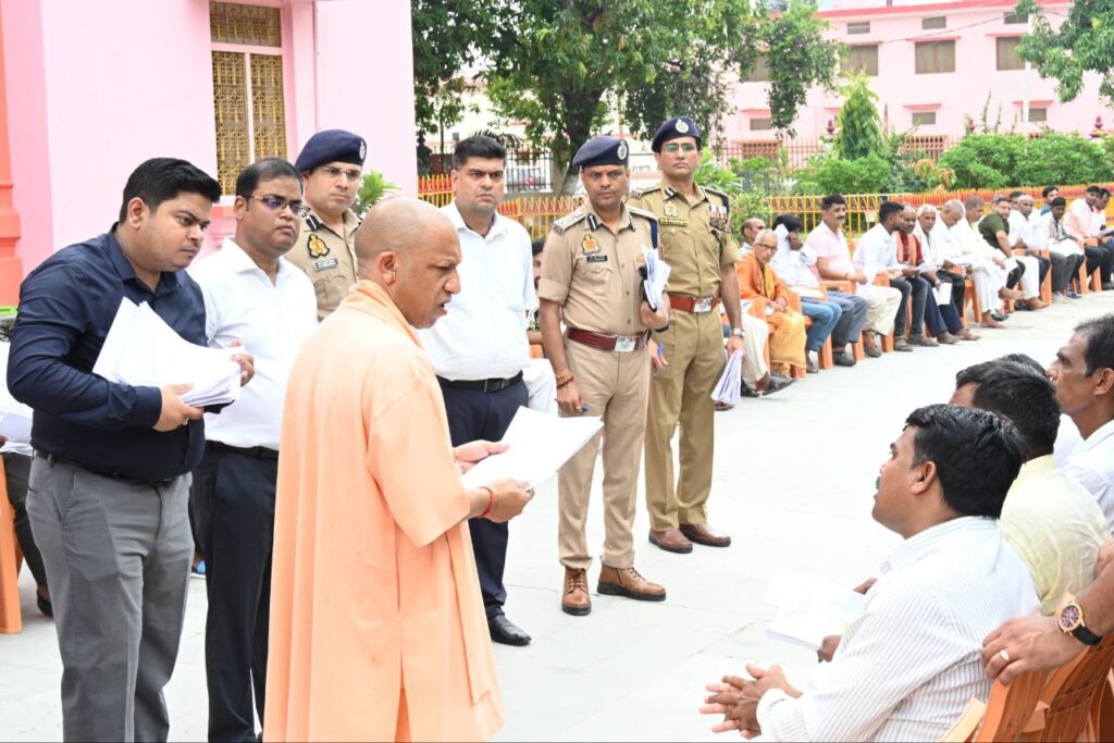 जनता दर्शन में CM Yogi ने सुनी करीब 200 लोगों की समस्याएं, निस्तारण के लिए अफसरों को दिए सख्त निर्देश जनता दर्शन में CM Yogi ने सुनी करीब 200 लोगों की समस्याएं, निस्तारण के लिए अफसरों को दिए सख्त निर्देश जनता दर्शन में CM Yogi ने सुनी करीब 200 लोगों की समस्याएं, निस्तारण के लिए अफसरों को दिए सख्त निर्देश