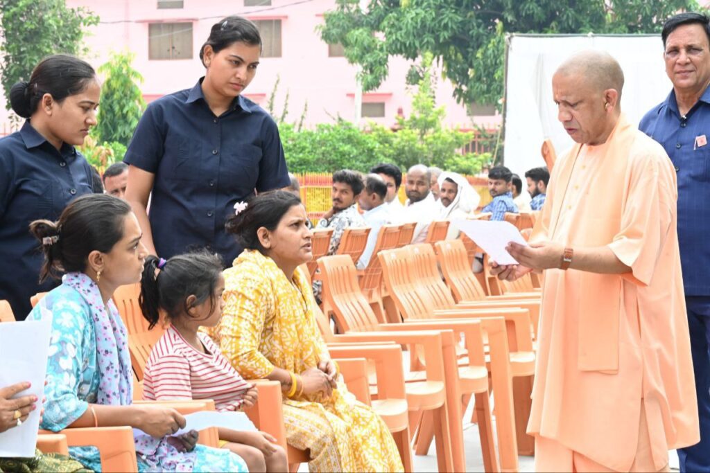 जनता दर्शन में CM Yogi ने सुनी करीब 200 लोगों की समस्याएं, निस्तारण के लिए अफसरों को दिए सख्त निर्देश जनता दर्शन में CM Yogi ने सुनी करीब 200 लोगों की समस्याएं, निस्तारण के लिए अफसरों को दिए सख्त निर्देश जनता दर्शन में CM Yogi ने सुनी करीब 200 लोगों की समस्याएं, निस्तारण के लिए अफसरों को दिए सख्त निर्देश