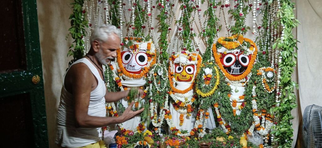 Varanasi : 15 दिनों बाद स्वस्थ हुए भगवान जगन्नाथ, भक्तों को दर्शन के लिए खुले कपाट Varanasi : 15 दिनों बाद स्वस्थ हुए भगवान जगन्नाथ, भक्तों को दर्शन के लिए खुले कपाट Varanasi : 15 दिनों बाद स्वस्थ हुए भगवान जगन्नाथ, भक्तों को दर्शन के लिए खुले कपाट