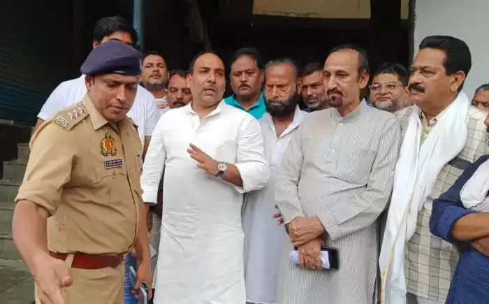 Dalmandi में बिना नोटिस हटाए गई दुकानें! कांग्रेस का हंगामा, पुलिस ने रास्ते में रोका Dalmandi