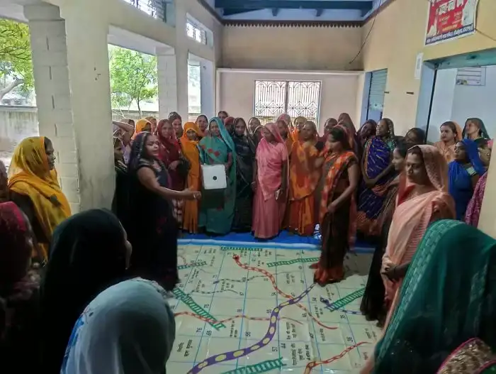 FLCRP : ग्रामीण महिलाओं को 'सांप-सीढ़ी' खेल के जरिए मिल रहा वित्तीय ज्ञान FLCRP