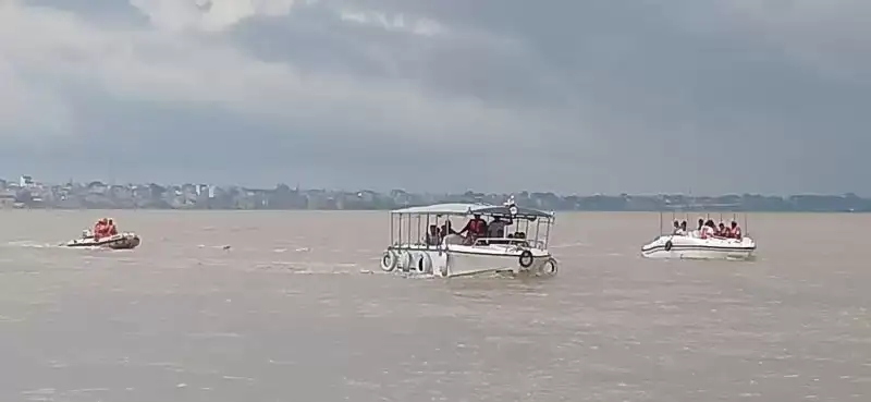 Kashi Flood : गंगा का जलस्तर चेतावनी बिंदु के करीब, कमिश्नर और पुलिस प्रमुख ने बोट से किया निरीक्षण Flood
