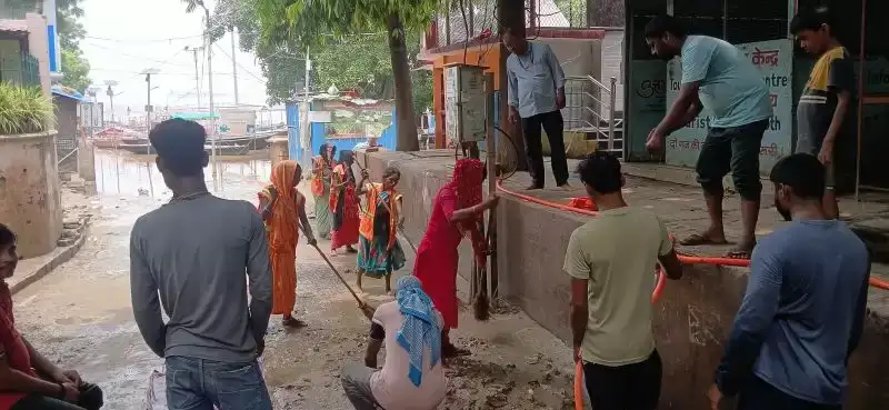 Ganga का जलस्तर घटा , लेकिन घाटों पर छूटी सिल्ट और कीचड़ ने बढ़ाई प्रशासन की मुश्किलें Ganga
