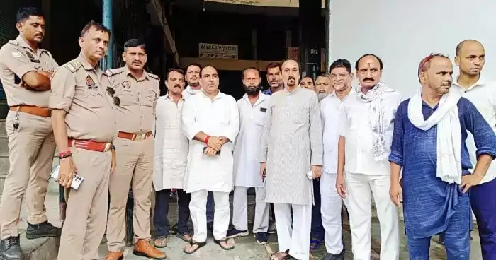 Dalmandi में बिना नोटिस हटाए गई दुकानें! कांग्रेस का हंगामा, पुलिस ने रास्ते में रोका Dalmandi