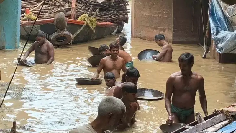 Ganga Flood : काशी के 84 घाट जलमग्न, मणिकर्णिका पर छतों पर शवदाह, जीवनयापन में मुश्किलें Ganga Flood
