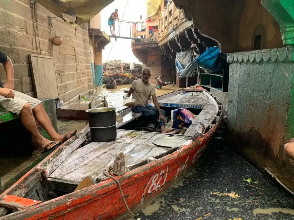 Ganga Flood : काशी के 84 घाट जलमग्न, मणिकर्णिका पर छतों पर शवदाह, जीवनयापन में मुश्किलें Ganga Flood