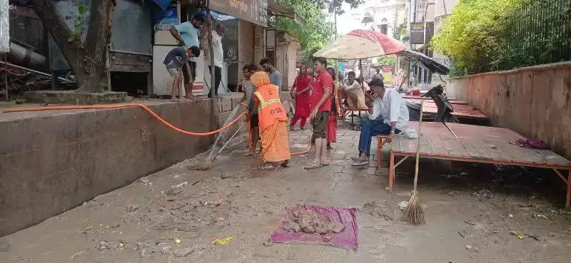 Ganga का जलस्तर घटा , लेकिन घाटों पर छूटी सिल्ट और कीचड़ ने बढ़ाई प्रशासन की मुश्किलें Ganga