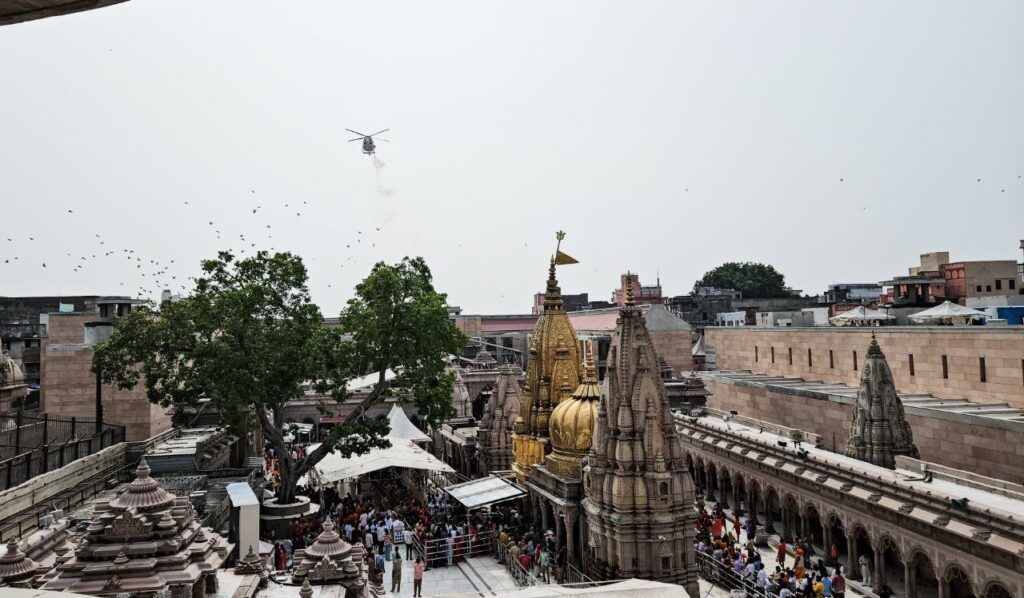 Sawan Shivratri 2025 : श्री काशी विश्वनाथ में उमड़ा श्रद्धालुओं का सैलाब, हेलीकॉप्टर से हुई पुष्पवर्षा Sawan Shivratri 2025 : श्री काशी विश्वनाथ में उमड़ा श्रद्धालुओं का सैलाब, हेलीकॉप्टर से हुई पुष्पवर्षा Sawan Shivratri 2025 : श्री काशी विश्वनाथ में उमड़ा श्रद्धालुओं का सैलाब, हेलीकॉप्टर से हुई पुष्पवर्षा
