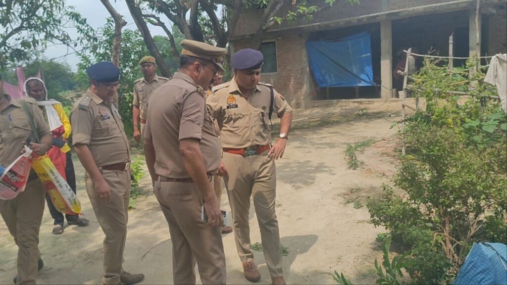 Triple Murder in Ghazipur : जमीन विवाद में बेटे ने की मां, पिता और बहन की बेरहमी से हत्या, कुल्हाड़ी से काट डाला Triple Murder in Ghazipur : जमीन विवाद में बेटे ने की मां, पिता और बहन की बेरहमी से हत्या, कुल्हाड़ी से काट डाला Triple Murder in Ghazipur : जमीन विवाद में बेटे ने की मां, पिता और बहन की बेरहमी से हत्या, कुल्हाड़ी से काट डाला