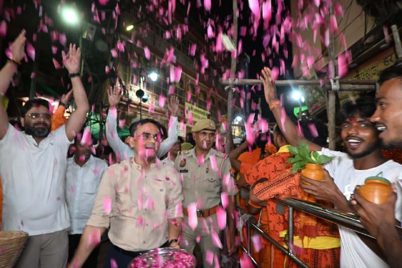 Sawan 2025 : तीसरे सोमवार को काशी विश्वनाथ के दर्शन को उमड़ रहे शिवभक्त, आज अर्धनारीश्वर स्वरूप में बाबा देंगे दर्शन Sawan 2025 : तीसरे सोमवार को काशी विश्वनाथ के दर्शन को उमड़ रहे शिवभक्त, आज अर्धनारीश्वर स्वरूप में बाबा देंगे दर्शन Sawan 2025 : तीसरे सोमवार को काशी विश्वनाथ के दर्शन को उमड़ रहे शिवभक्त, आज अर्धनारीश्वर स्वरूप में बाबा देंगे दर्शन
