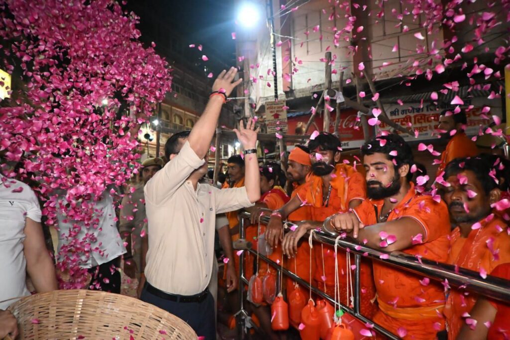 Sawan 2025 : तीसरे सोमवार को काशी विश्वनाथ के दर्शन को उमड़ रहे शिवभक्त, आज अर्धनारीश्वर स्वरूप में बाबा देंगे दर्शन Sawan 2025 : तीसरे सोमवार को काशी विश्वनाथ के दर्शन को उमड़ रहे शिवभक्त, आज अर्धनारीश्वर स्वरूप में बाबा देंगे दर्शन Sawan 2025 : तीसरे सोमवार को काशी विश्वनाथ के दर्शन को उमड़ रहे शिवभक्त, आज अर्धनारीश्वर स्वरूप में बाबा देंगे दर्शन