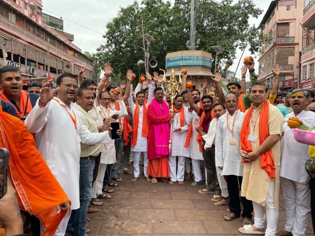 Sawan 2025 : विश्वनाथ गली के व्यापारियों ने दशाश्वमेध से निकाली शोभायात्रा, काशी के 84 घाटों व 12 कूपों के जल से किया काशी विश्वनाथ का जलाभिषेक Sawan 2025 : विश्वनाथ गली के व्यापारियों ने दशाश्वमेध से निकाली शोभायात्रा, काशी के 84 घाटों व 12 कूपों के जल से किया काशी विश्वनाथ का जलाभिषेक Sawan 2025 : विश्वनाथ गली के व्यापारियों ने दशाश्वमेध से निकाली शोभायात्रा, काशी के 84 घाटों व 12 कूपों के जल से किया काशी विश्वनाथ का जलाभिषेक