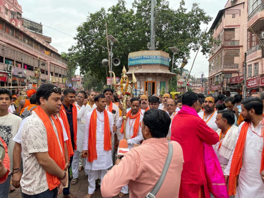 Sawan 2025 : विश्वनाथ गली के व्यापारियों ने दशाश्वमेध से निकाली शोभायात्रा, काशी के 84 घाटों व 12 कूपों के जल से किया काशी विश्वनाथ का जलाभिषेक Sawan 2025 : विश्वनाथ गली के व्यापारियों ने दशाश्वमेध से निकाली शोभायात्रा, काशी के 84 घाटों व 12 कूपों के जल से किया काशी विश्वनाथ का जलाभिषेक Sawan 2025 : विश्वनाथ गली के व्यापारियों ने दशाश्वमेध से निकाली शोभायात्रा, काशी के 84 घाटों व 12 कूपों के जल से किया काशी विश्वनाथ का जलाभिषेक