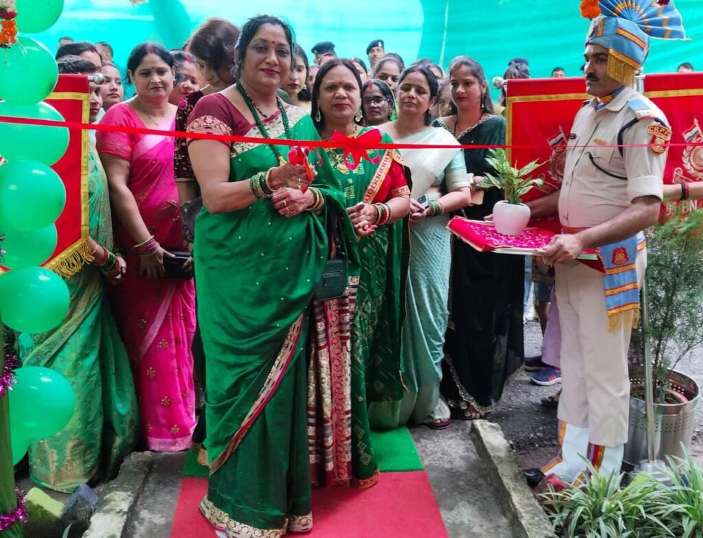 Varanasi : 95 बटालियन सीआरपीएफ में महिलाओं ने धूमधाम से मनाया हरियाली तीज Varanasi : 95 बटालियन सीआरपीएफ में महिलाओं ने धूमधाम से मनाया हरियाली तीज Varanasi : 95 बटालियन सीआरपीएफ में महिलाओं ने धूमधाम से मनाया हरियाली तीज