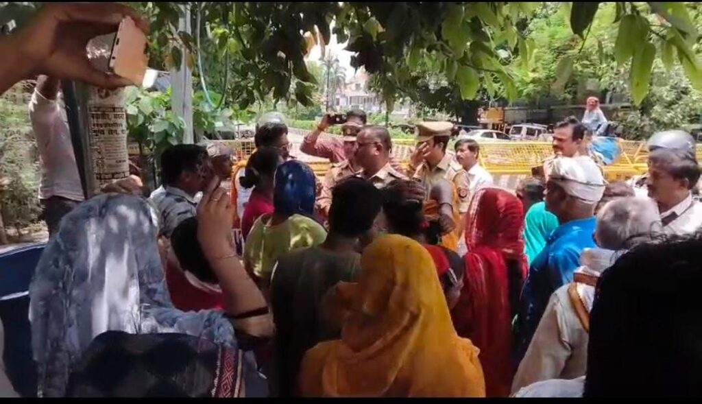 Varanasi : दुर्गाकुंड में महिलाओं ने शराब ठेका खोलने को लेकर किया विरोध प्रदर्शन, ज्ञापन सौंपने पहुंची PMO कार्यालय Varanasi : दुर्गाकुंड में महिलाओं ने शराब ठेका खोलने को लेकर किया विरोध प्रदर्शन, ज्ञापन सौंपने पहुंची PMO कार्यालय Varanasi : दुर्गाकुंड में महिलाओं ने शराब ठेका खोलने को लेकर किया विरोध प्रदर्शन, ज्ञापन सौंपने पहुंची PMO कार्यालय
