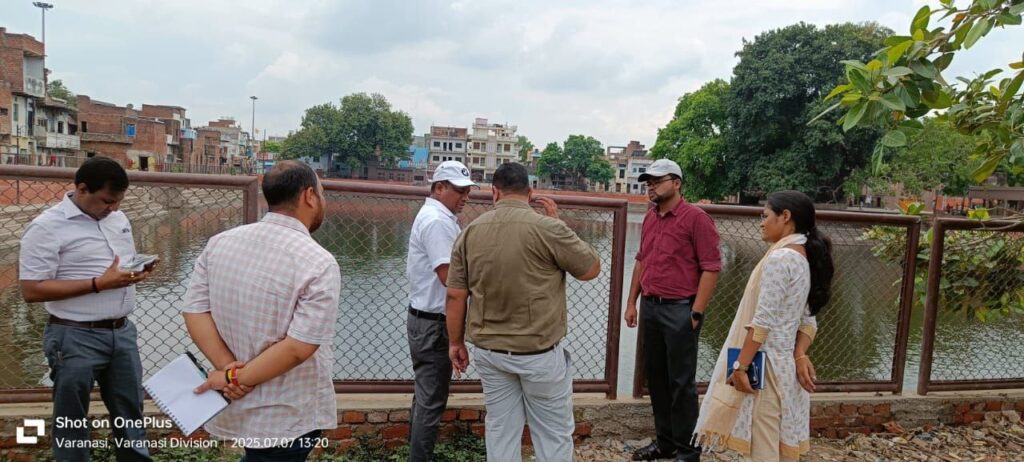 Varanasi : श्रावण मास की तैयारियों को लेकर नगर आयुक्त ने पंचकोसी मार्ग का किया, दिए ये 11 अहम निर्देश Varanasi : श्रावण मास की तैयारियों को लेकर नगर आयुक्त ने पंचकोसी मार्ग का किया, दिए ये 11 अहम निर्देश Varanasi : श्रावण मास की तैयारियों को लेकर नगर आयुक्त ने पंचकोसी मार्ग का किया, दिए ये 11 अहम निर्देश