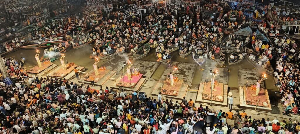 Varanasi Ganga Aarti : गंगा के बढ़ते जलस्तर कारण बदला दशाश्वमेध घाट पर आरती का स्थल Varanasi Ganga Aarti : गंगा के बढ़ते जलस्तर कारण बदला दशाश्वमेध घाट पर आरती का स्थल Varanasi Ganga Aarti : गंगा के बढ़ते जलस्तर कारण बदला दशाश्वमेध घाट पर आरती का स्थल