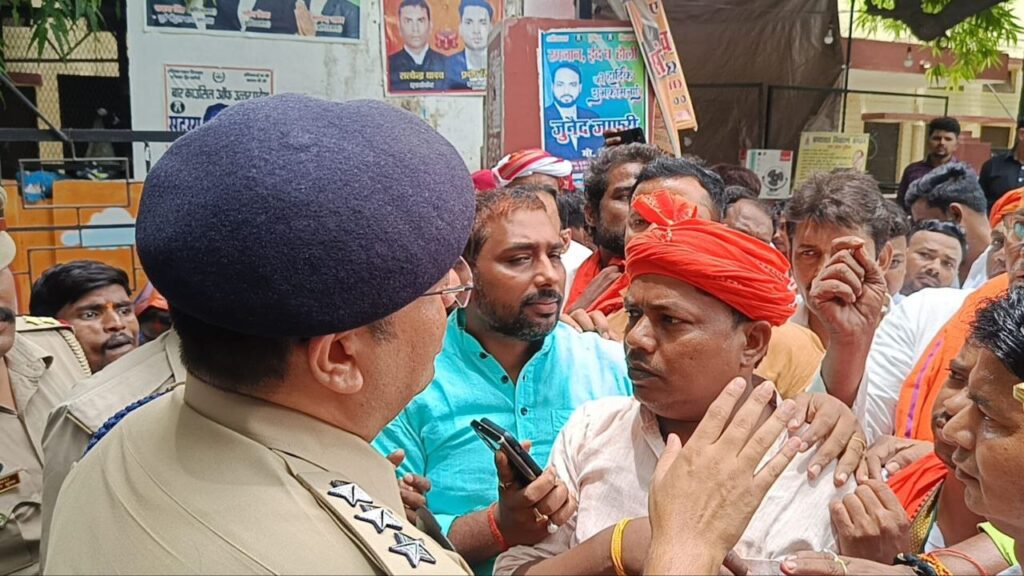 Varanasi : छितौना गांव में राजभर समाज पर अत्याचार का आरोप, करणी सेना के खिलाफ कार्रवाई की मांग Varanasi : छितौना गांव में राजभर समाज पर अत्याचार का आरोप, करणी सेना के खिलाफ कार्रवाई की मांग Varanasi : छितौना गांव में राजभर समाज पर अत्याचार का आरोप, करणी सेना के खिलाफ कार्रवाई की मांग