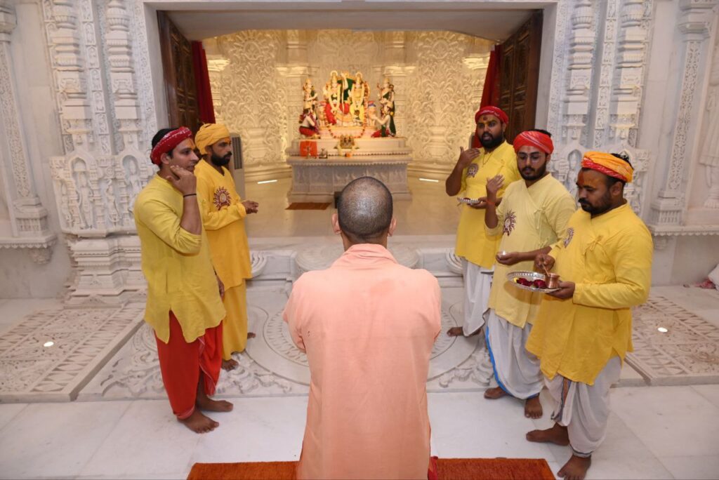 CM Yogi का अयोध्या दौरा : पौधारोपण महाअभियान की शुरुआत, रामलला का किया दर्शन CM Yogi का अयोध्या दौरा : पौधारोपण महाअभियान की शुरुआत, रामलला का किया दर्शन CM Yogi का अयोध्या दौरा : पौधारोपण महाअभियान की शुरुआत, रामलला का किया दर्शन