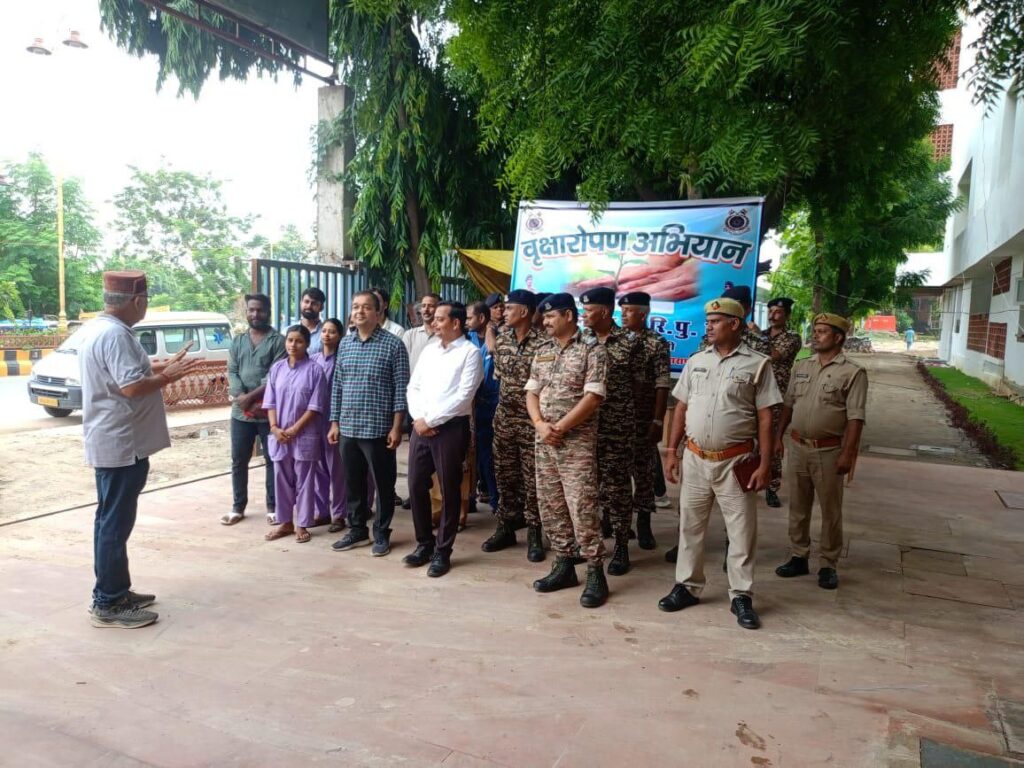 Varanasi : 95 बटालियन CRPF के जवानों ने किया पौधारोपण, ली पर्यावरण संरक्षण की शपथ Varanasi : 95 बटालियन CRPF के जवानों ने किया पौधारोपण, ली पर्यावरण संरक्षण की शपथ Varanasi : 95 बटालियन CRPF के जवानों ने किया पौधारोपण, ली पर्यावरण संरक्षण की शपथ