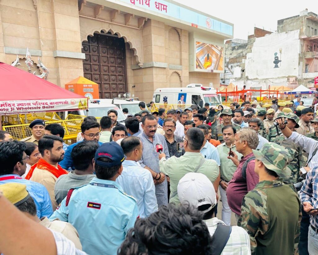 Varanasi : प्लास्टिक मुक्त अभियान का काशी विश्वनाथ मंदिर न्यास ने किया स्वागत, लोगों को बांटे गए कपड़े के थैले Varanasi : प्लास्टिक मुक्त अभियान का काशी विश्वनाथ मंदिर न्यास ने किया स्वागत, लोगों को बांटे गए कपड़े के थैले Varanasi : प्लास्टिक मुक्त अभियान का काशी विश्वनाथ मंदिर न्यास ने किया स्वागत, लोगों को बांटे गए कपड़े के थैले
