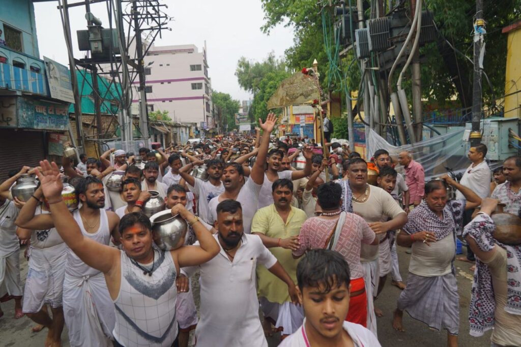 Sawan 2025 : यादव बंधुओं ने निभाई सदियों पुरानी परंपरा, सावन के पहले सोमवार पर किया काशी विश्वनाथ का जलाभिषेक Sawan 2025 : यादव बंधुओं ने निभाई सदियों पुरानी परंपरा, सावन के पहले सोमवार पर किया काशी विश्वनाथ का जलाभिषेक Sawan 2025 : यादव बंधुओं ने निभाई सदियों पुरानी परंपरा, सावन के पहले सोमवार पर किया काशी विश्वनाथ का जलाभिषेक