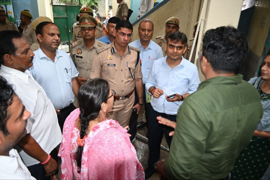 Varanasi : डीएम ने किया बाढ़ प्रभावित क्षेत्रों का औचक निरीक्षण, सभी विभागों को अलर्ट रहने के निर्देश Varanasi : डीएम ने किया बाढ़ प्रभावित क्षेत्रों का औचक निरीक्षण, सभी विभागों को अलर्ट रहने के निर्देश Varanasi : डीएम ने किया बाढ़ प्रभावित क्षेत्रों का औचक निरीक्षण, सभी विभागों को अलर्ट रहने के निर्देश