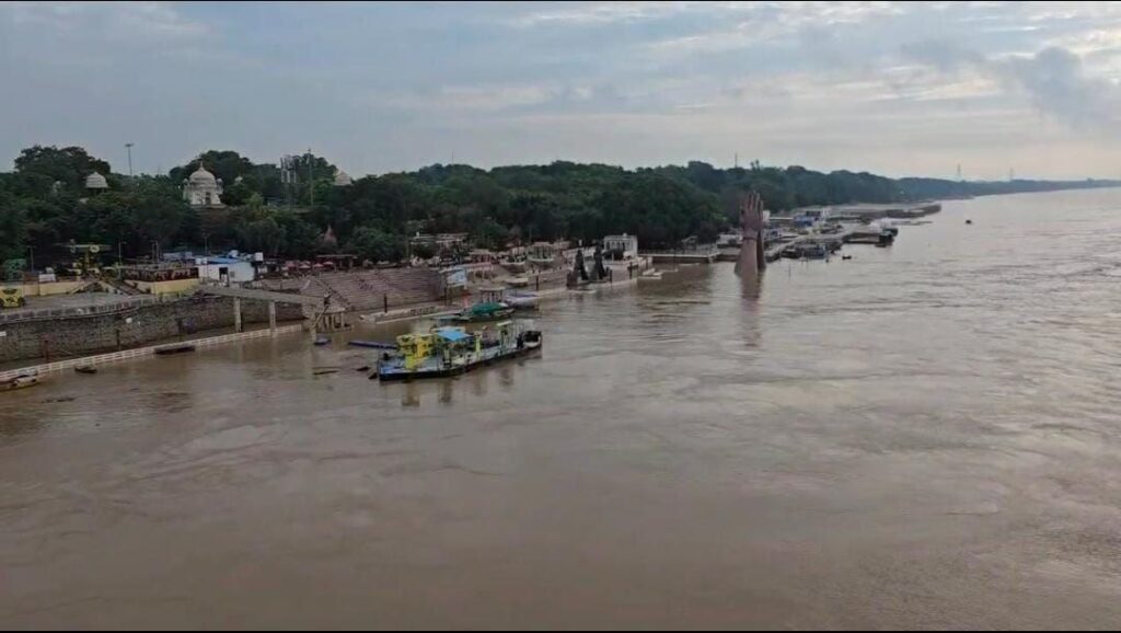 Varanasi : फिर तेजी से बढ़ रहा गंगा नदी का जलस्तर, मणिकर्णिका की छत और हरिश्चंद्र घाट की गलियों में हो रहा शवदाह Varanasi : फिर तेजी से बढ़ रहा गंगा नदी का जलस्तर, मणिकर्णिका की छत और हरिश्चंद्र घाट की गलियों में हो रहा शवदाह Varanasi : फिर तेजी से बढ़ रहा गंगा नदी का जलस्तर, मणिकर्णिका की छत और हरिश्चंद्र घाट की गलियों में हो रहा शवदाह