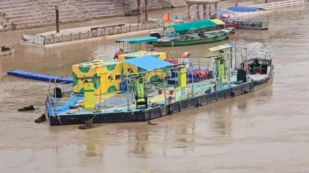Varanasi : फिर तेजी से बढ़ रहा गंगा नदी का जलस्तर, मणिकर्णिका की छत और हरिश्चंद्र घाट की गलियों में हो रहा शवदाह Varanasi : फिर तेजी से बढ़ रहा गंगा नदी का जलस्तर, मणिकर्णिका की छत और हरिश्चंद्र घाट की गलियों में हो रहा शवदाह Varanasi : फिर तेजी से बढ़ रहा गंगा नदी का जलस्तर, मणिकर्णिका की छत और हरिश्चंद्र घाट की गलियों में हो रहा शवदाह