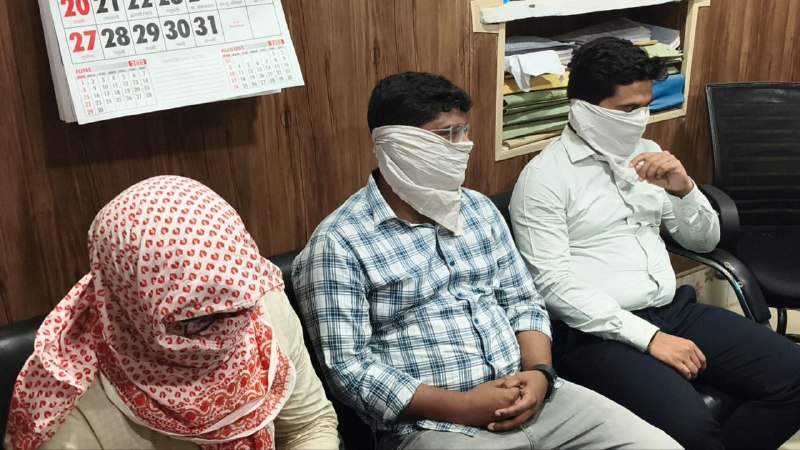 Varanasi : एंटी करप्शन टीम ने 25 हजार रुपये की रिश्वत लेते VDA के तीन इंजीनियरों को पकड़ा, नक्शा पास कराने के एवज में मांगी थी रिश्वत Varanasi : एंटी करप्शन टीम ने 25 हजार रुपये की रिश्वत लेते VDA के तीन इंजीनियरों को पकड़ा, नक्शा पास कराने के एवज में मांगी थी रिश्वत Varanasi : एंटी करप्शन टीम ने 25 हजार रुपये की रिश्वत लेते VDA के तीन इंजीनियरों को पकड़ा, नक्शा पास कराने के एवज में मांगी थी रिश्वत