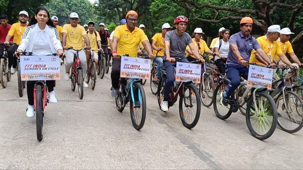 Sunday For Cycle : BHU परिसर में मंत्री डॉ. मनसुख मांडविया ने चलाई साइकिल, युवाओं को नशा मुक्ति और फिटनेस का दिया ये खास संदेश Sunday For Cycle : BHU परिसर में मंत्री डॉ. मनसुख मांडविया ने चलाई साइकिल, युवाओं को नशा मुक्ति और फिटनेस का दिया ये खास संदेश Sunday For Cycle : BHU परिसर में मंत्री डॉ. मनसुख मांडविया ने चलाई साइकिल, युवाओं को नशा मुक्ति और फिटनेस का दिया ये खास संदेश
