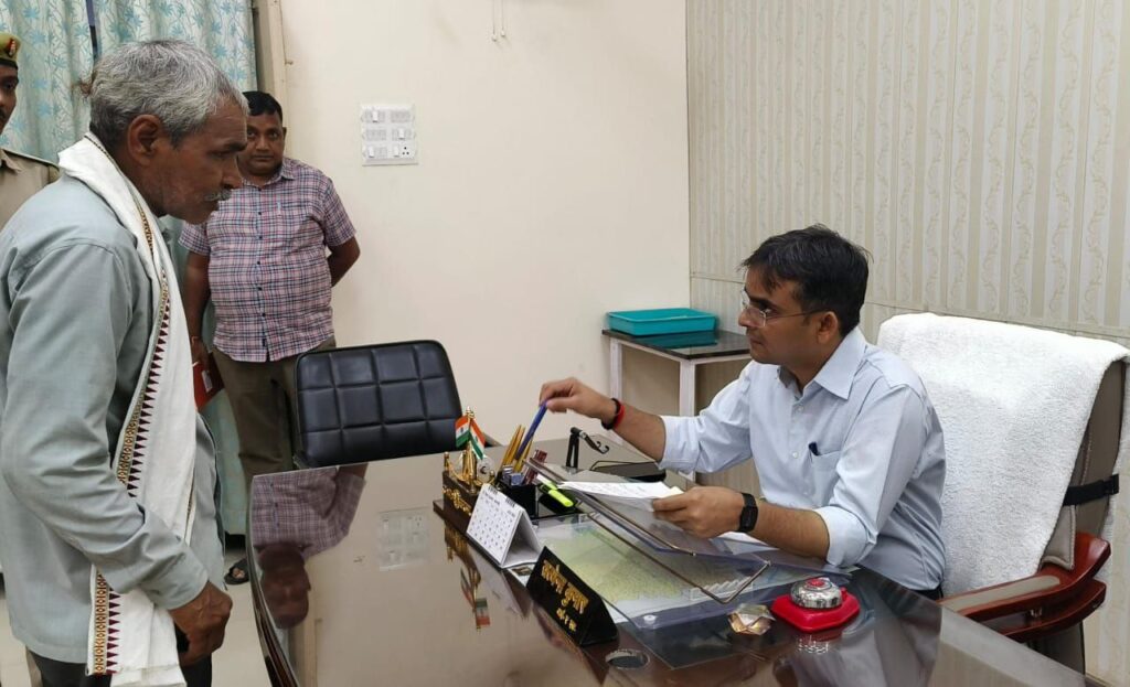 जनता दर्शन : DM Satyendra Kumar ने सुनी लोगों की फरियाद, अफसरों को दिया समस्याओं के जल्द निस्तारण का आदेश जनता दर्शन : DM Satyendra Kumar ने सुनी लोगों की फरियाद, अफसरों को दिया समस्याओं के जल्द निस्तारण का आदेश जनता दर्शन : DM Satyendra Kumar ने सुनी लोगों की फरियाद, अफसरों को दिया समस्याओं के जल्द निस्तारण का आदेश