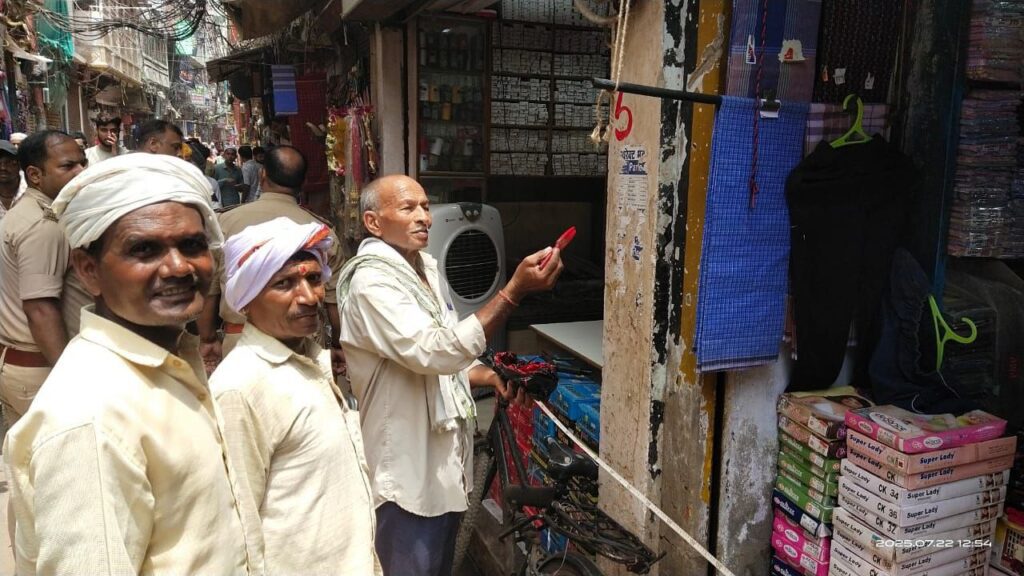 Varanasi : दालमंडी चौड़ीकरण परियोजना ने पकड़ी रफ्तार, लाल निशान लगना शुरू Varanasi : दालमंडी चौड़ीकरण परियोजना ने पकड़ी रफ्तार, लाल निशान लगना शुरू Varanasi : दालमंडी चौड़ीकरण परियोजना ने पकड़ी रफ्तार, लाल निशान लगना शुरू