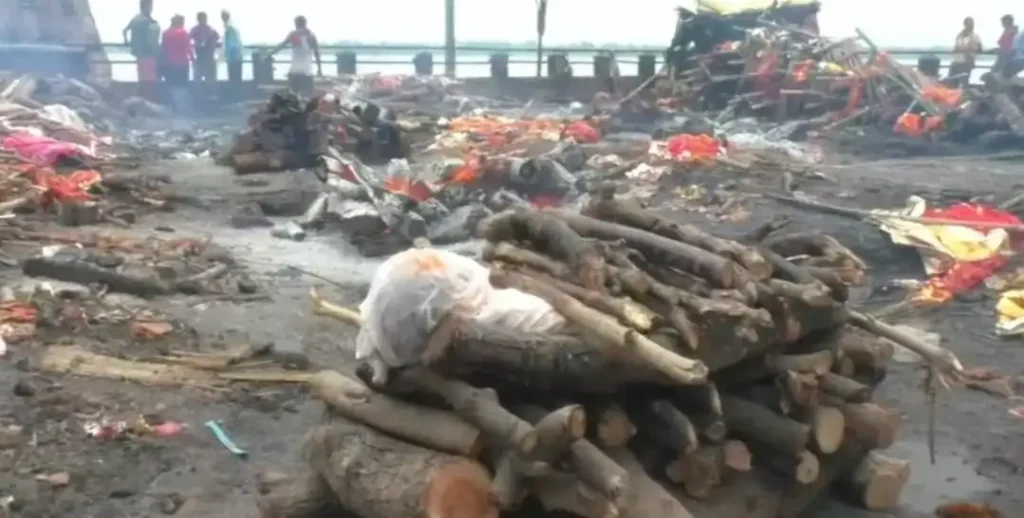 Ganga Flood : काशी के 84 घाट जलमग्न, मणिकर्णिका पर छतों पर शवदाह, जीवनयापन में मुश्किलें Ganga Flood