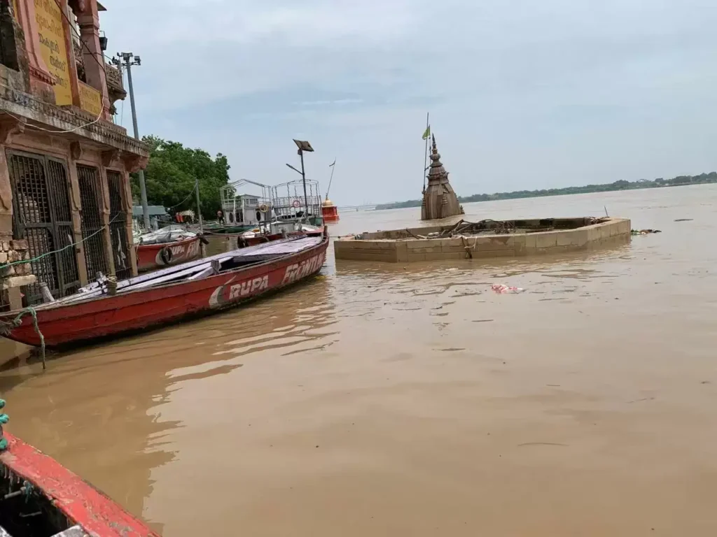 Ganga Flood : काशी के 84 घाट जलमग्न, मणिकर्णिका पर छतों पर शवदाह, जीवनयापन में मुश्किलें Ganga Flood