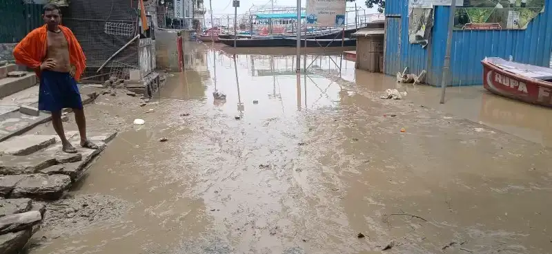 Ganga का जलस्तर घटा , लेकिन घाटों पर छूटी सिल्ट और कीचड़ ने बढ़ाई प्रशासन की मुश्किलें Ganga