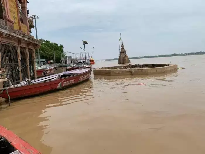 Ganga Flood : काशी के 84 घाट जलमग्न, मणिकर्णिका पर छतों पर शवदाह, जीवनयापन में मुश्किलें Ganga Flood