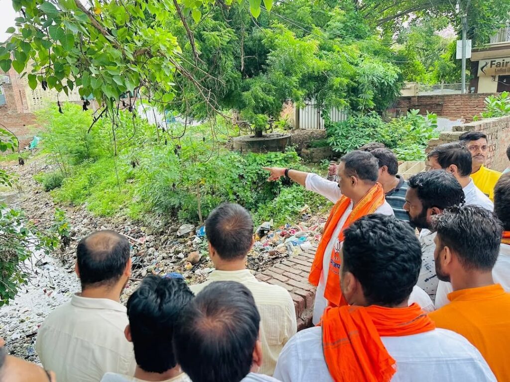 Mayor ने किया पिशाच मोचन व पुष्कर तालाब का निरीक्षण, सौंदर्यीकरण व मरम्मत के दिए निर्देश Mayor