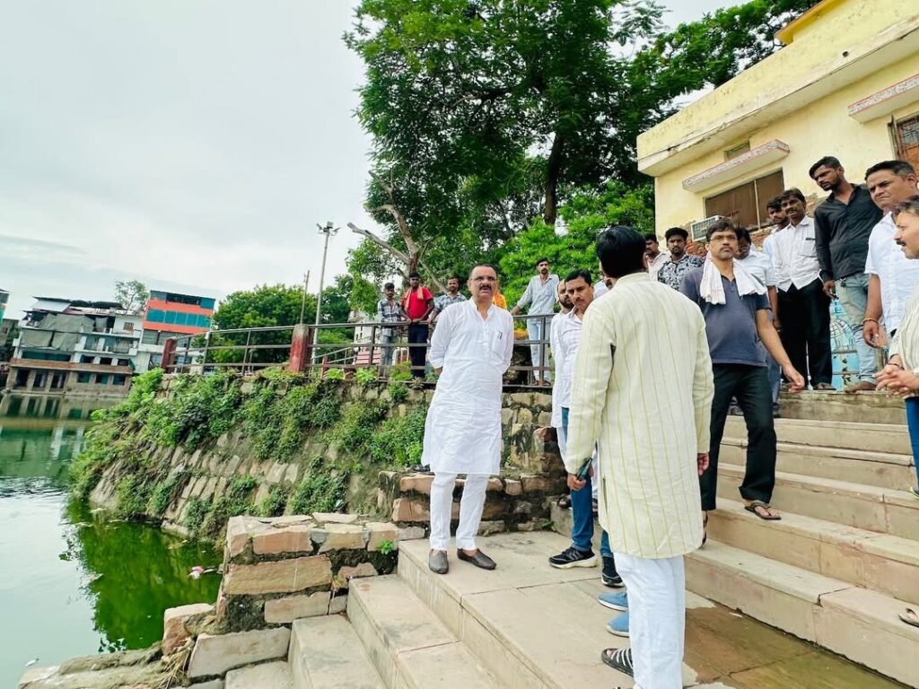 Mayor ने किया पिशाच मोचन व पुष्कर तालाब का निरीक्षण, सौंदर्यीकरण व मरम्मत के दिए निर्देश Mayor