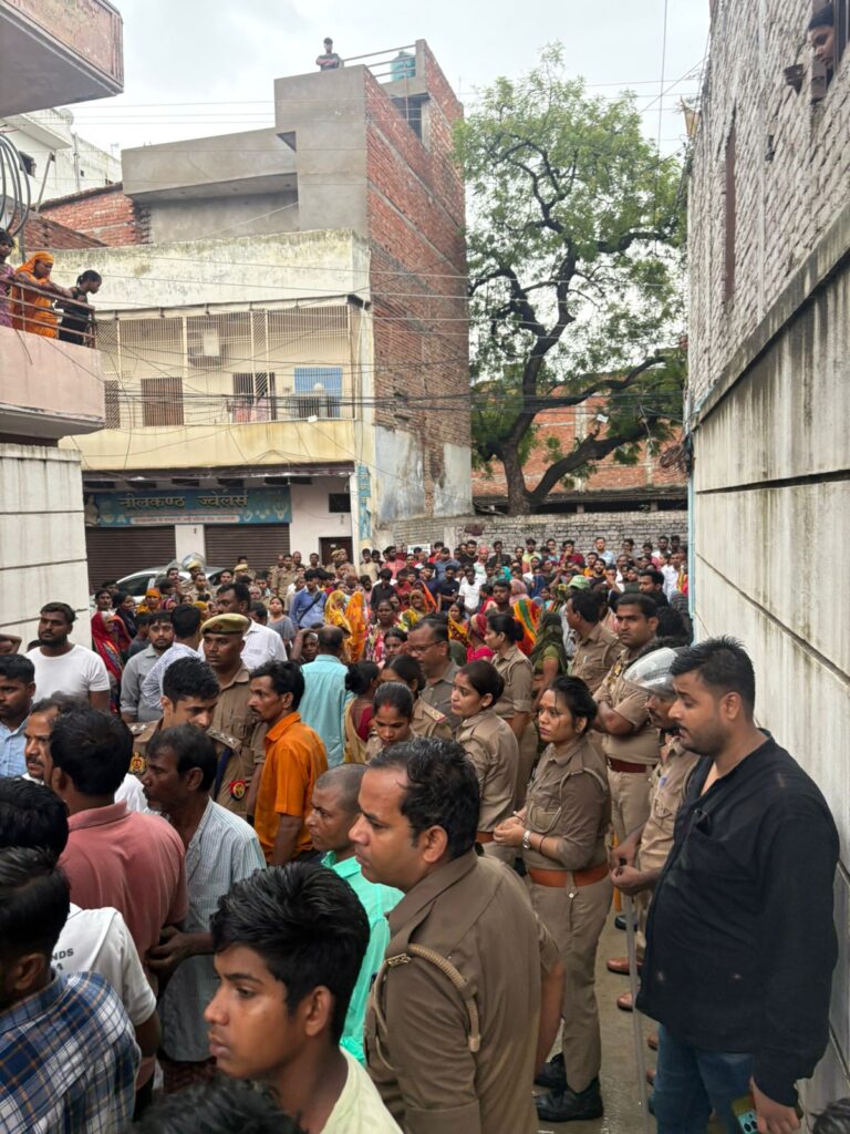 निर्माणाधीन Apartment के गड्ढे में गिरा 7 साल का मासूम, दर्दनाक मौत से इलाके में मचा कोहराम निर्माणाधीन Apartment के गड्ढे में गिरा 7 साल का मासूम, दर्दनाक मौत से इलाके में मचा कोहराम निर्माणाधीन Apartment के गड्ढे में गिरा 7 साल का मासूम, दर्दनाक मौत से इलाके में मचा कोहराम
