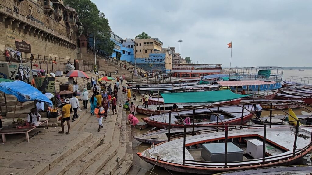 काशी में Ganga का जलस्तर 66.7 मीटर पहुंचा, घाटों का संपर्क टूटा, गंगा आरती का स्थल बदला Ganga