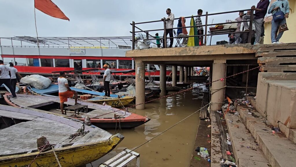 काशी में Ganga का जलस्तर 66.7 मीटर पहुंचा, घाटों का संपर्क टूटा, गंगा आरती का स्थल बदला Ganga