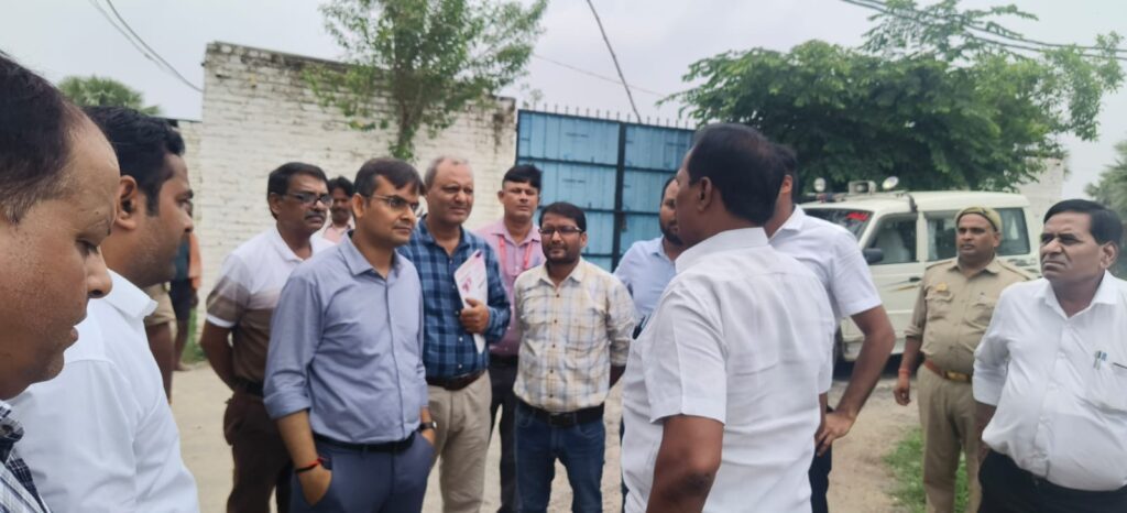 DM सत्येंद्र कुमार ने बाढ़ से संभावित क्षेत्रों का किया निरीक्षण, दिए राहत और बचाव के कड़े निर्देश DM